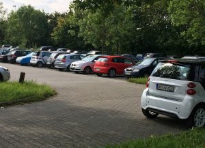 Beim Community-based Parking vermessen Autos im Vorbeifahren einen freien Stellplatz und senden Informationen in Echtzeit an entsprechende Endgeräte. Foto: Bosch